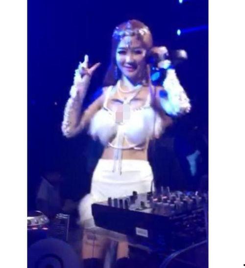潘伟柏老婆爆料视频,揭秘明星夫妻背后的真实生活
